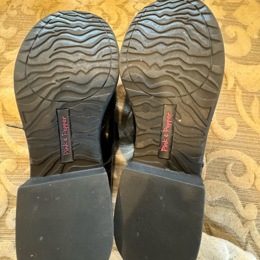 Pink and pepper size 8 black